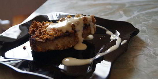 Банановый крамбль с ванильным соусом