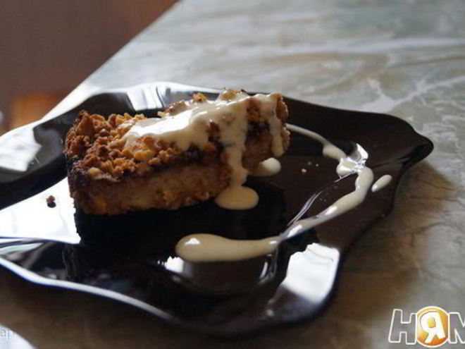 Рецепт бананового крамбля с ванильным соусом