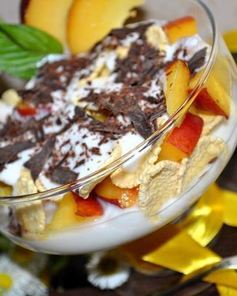 Десерт персиковый с йогуртом и хлопьями