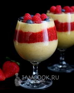 Десерт с манго, клубникой и чиа