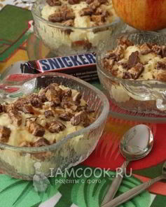 Десерт с яблоком и сникерсом