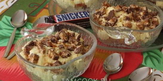 Десерт с яблоком и сникерсом