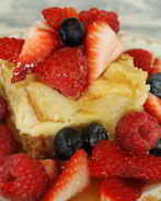 Французский хлебный пудинг с ягодами