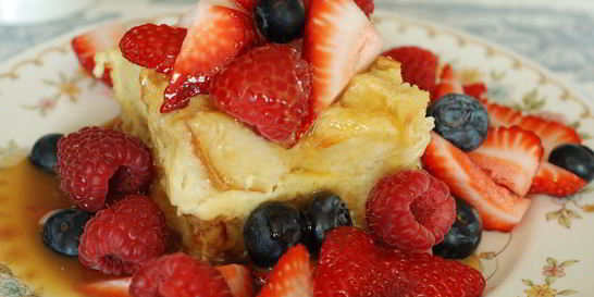 Французский хлебный пудинг с ягодами