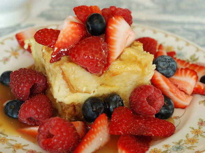 Рецепт французского хлебного пудинга с ягодами