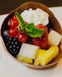 Фруктовый десерт в шоколадных корзиночках