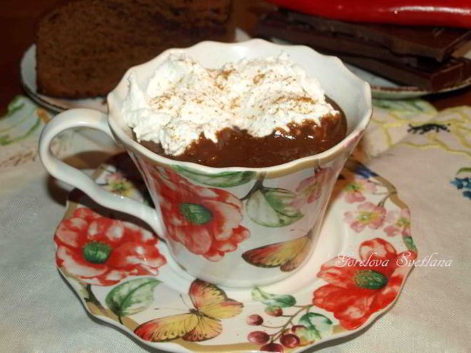 Рецепт горячего шоколада с перцем чили и взбитыми сливками