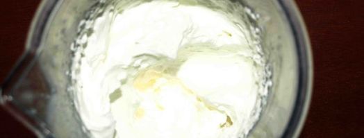 горячий шоколад с перцем чили и взбитыми сливками. Шаг 3