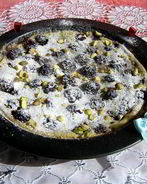 Клафути с пьяной ежевикой и фисташками