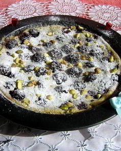 Клафути с пьяной ежевикой и фисташками