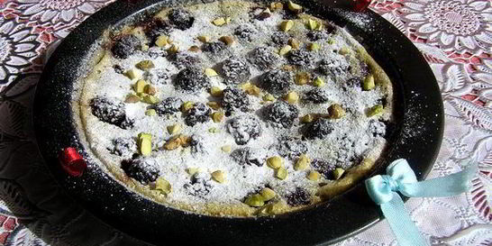 Клафути с пьяной ежевикой и фисташками