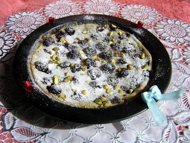 Рецепт клафути с пьяной ежевикой и фисташками