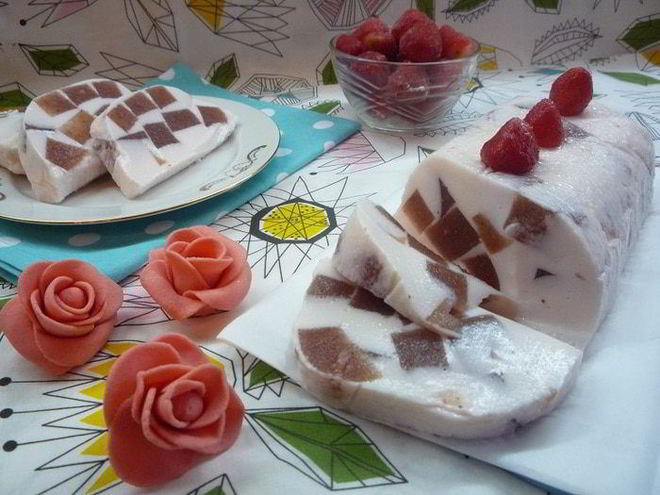 Рецепт клубничных кубиков с ванилью в йогуртовом желе