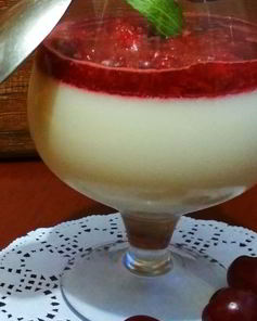 Кокосовая панна-котта лайт с вишневым конфи