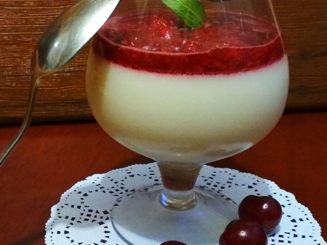 Рецепт кокосовой панны-котты лайт с вишневым конфи