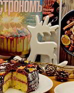 Апельсиновый бисквит с клубничным крем-чизом и бельгийским шоколадом