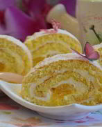 Бисквитный рулет с манго и сметанным кремом