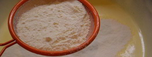 бисквитный рулет с манго и сметанным кремом. Шаг 2