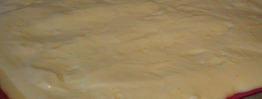 бисквитный рулет с манго и сметанным кремом. Шаг 3