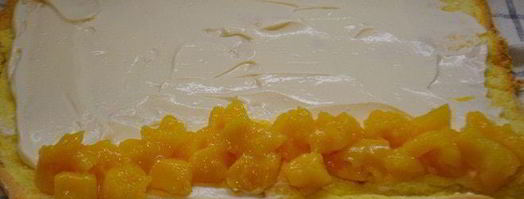 бисквитный рулет с манго и сметанным кремом. Шаг 7