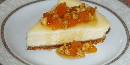 Чизкейк со сметанным кремом, курагой и медом