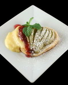 Груши в кампари с малиновым соусом и кремом из маскарпоне