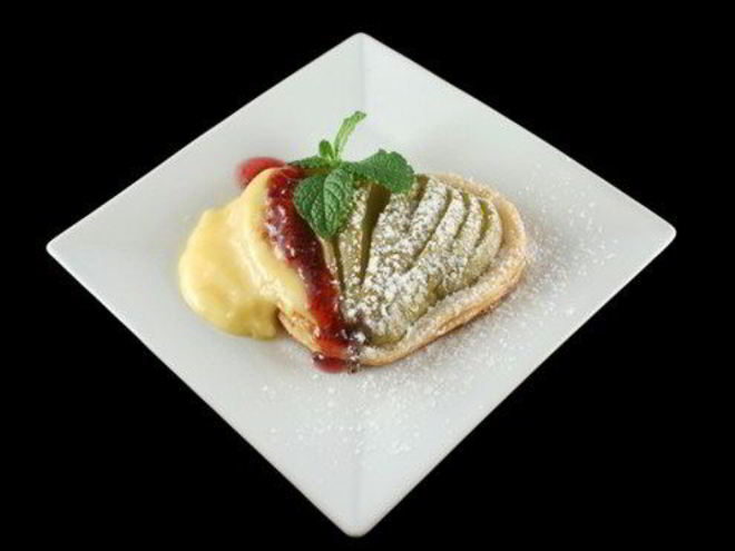 Рецепт груш в кампари с малиновым соусом и кремом из маскарпоне