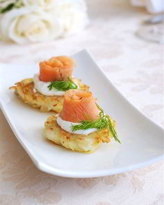 Картофельные латкес с копченым лососем, икрой и кремом-фреш с эстрагоном