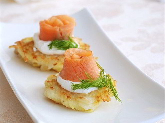 Рецепт картофельных латкес с копченым лососем, икрой и кремом-фреш с эстрагоном