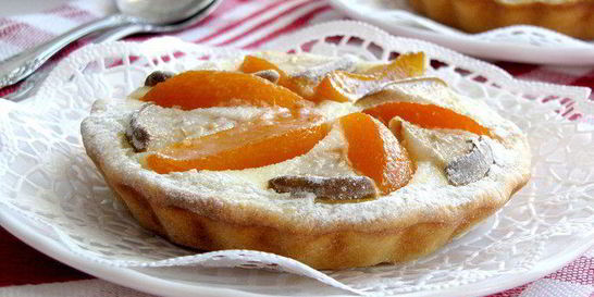 Корзиночки с персиками, грушами и сырным кремом