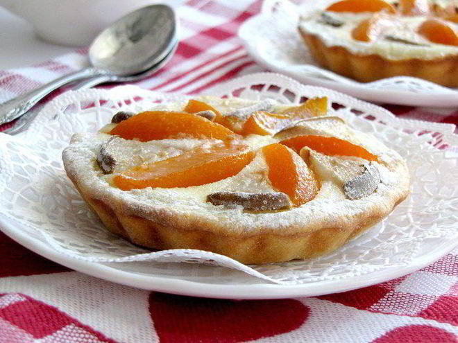 Рецепт корзиночек с персиками, грушами и сырным кремом