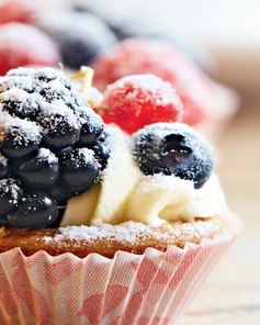 Корзиночки с заварным кремом и ягодами