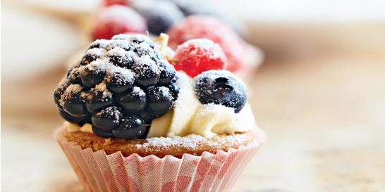 Корзиночки с заварным кремом и ягодами