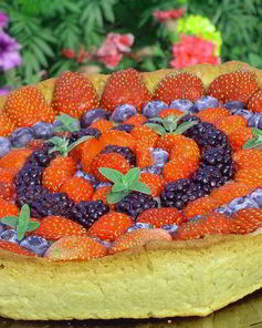 Кростата с ягодами и заварным кремом