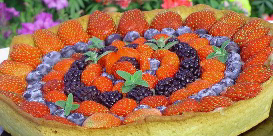 Кростата с ягодами и заварным кремом