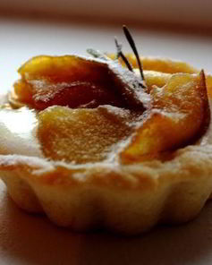 Кростатине с кремом, яблоками и розмарином