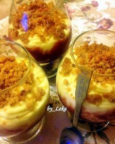 Малиновый десерт с кремом патисьер и штрейзелем