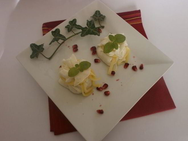 Рецепт мешочков из моцареллы с кремом из сыра бри, трюфельным медом и лепестками трюфеля