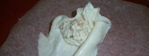 мешочки из моцареллы с кремом из сыра бри, трюфельным медом и лепестками трюфеля. Шаг 4