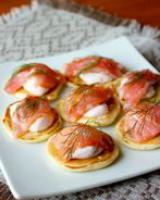 Мини-блинчики с лососем и сметанным кремом