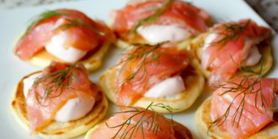 Мини-блинчики с лососем и сметанным кремом