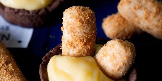 Палочки в чашечках с ванильным кремом