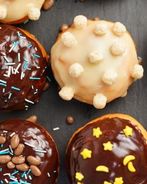 Пончики берлинеры с заварным кремом и шоколадной помадкой