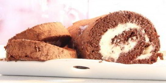 Шоколадный рулет с ванильным кремом