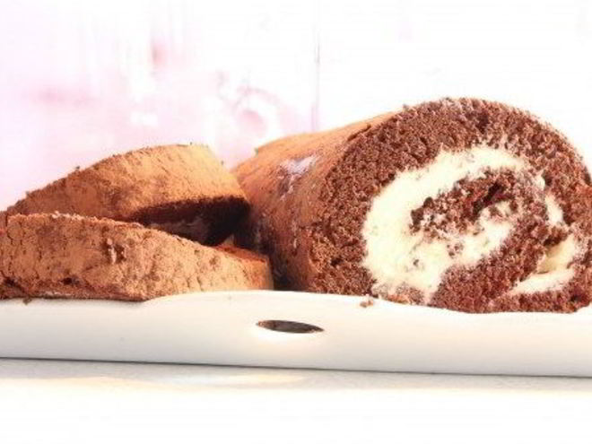 Рецепт шоколадного рулета с ванильным кремом