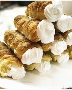 Слоеные трубочки с белковым кремом