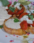 Тосты с фетой, помидорами и йогуртовым кремом