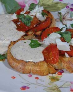 Тосты с фетой, помидорами и йогуртовым кремом