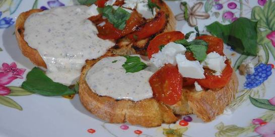 Тосты с фетой, помидорами и йогуртовым кремом