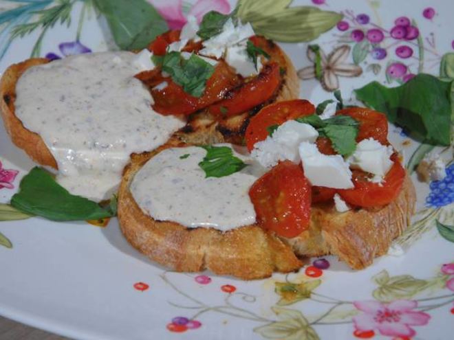 Рецепт тостов с фетой, помидорами и йогуртовым кремом